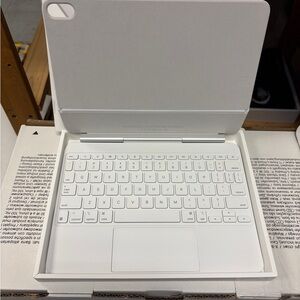 White iPad Magic Keyboard case MDFV4LL/A for 11inch iPad Air m2 m3 A3339
